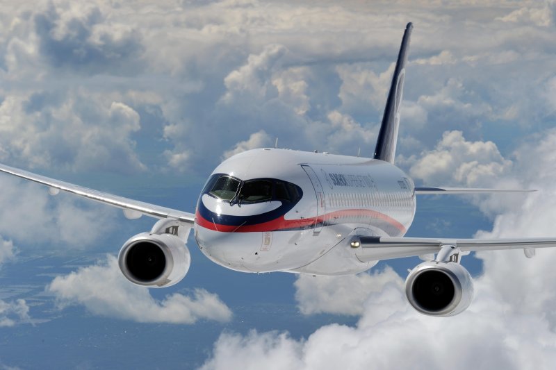 Sukhoi Superjet 100 Боинг
