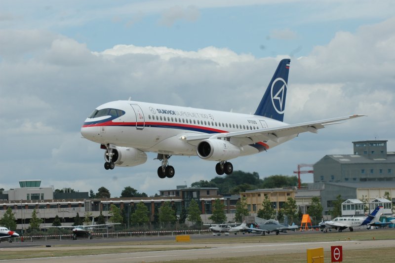SSJ-100 самолет