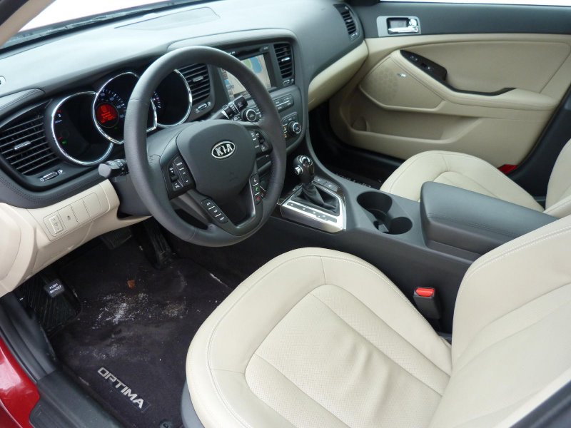 Kia Optima 2015 белый салон