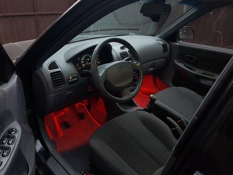 Hyundai Accent черный салон