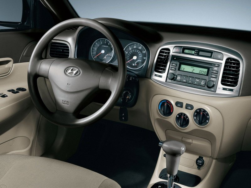 Hyundai Accent 2011 салон