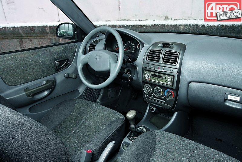 Hyundai Accent черный салон
