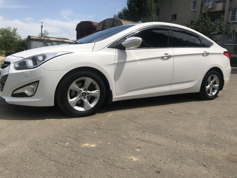 Красная Hyundai Sonata YF