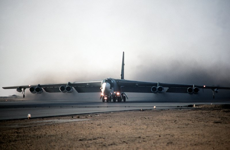 Boeing b-52 Stratofortress на аэродроме
