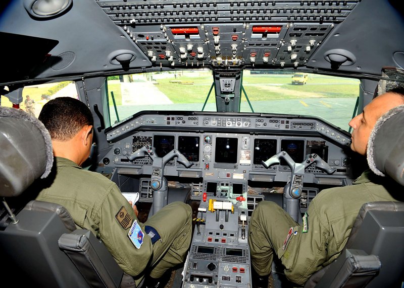Embraer 170 кабина пилотов