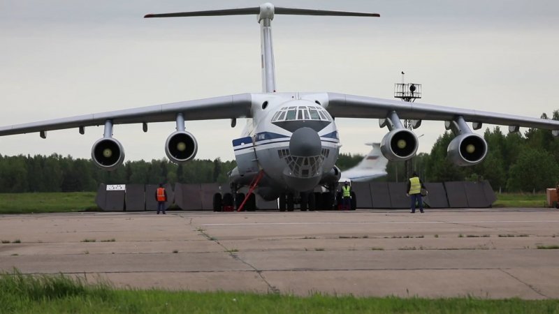 Ил 76 с тарелкой на крыше