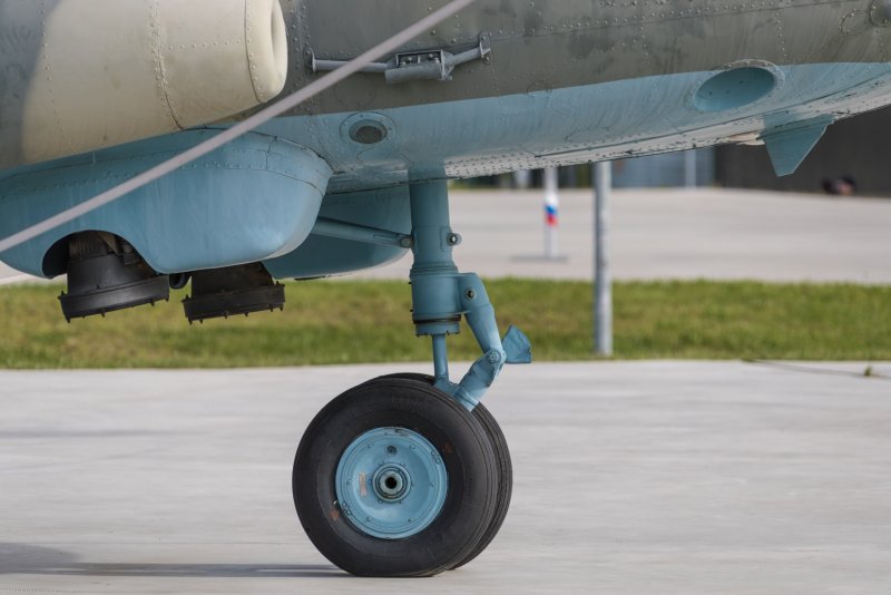 Носовая стойка шасси вертолета aw159
