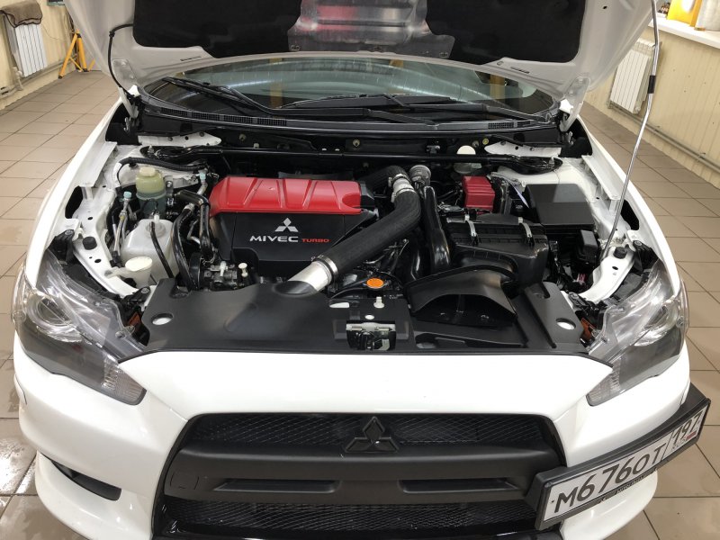 Mitsubishi Lancer Evolution подкапотка
