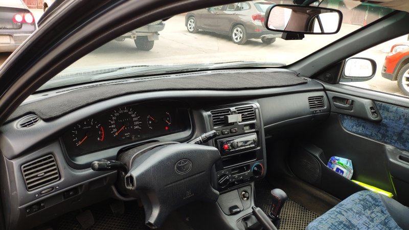 Тойота Карина е 1997 салон