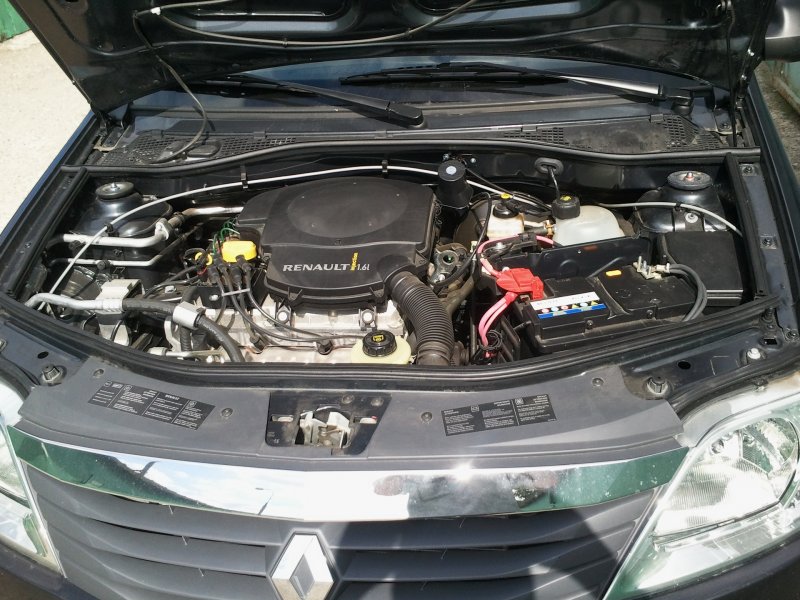 Renault Sandero открытый капот