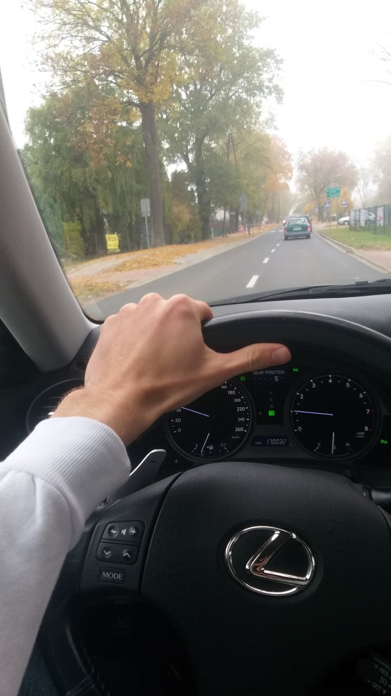 Рука на руле Лексуса