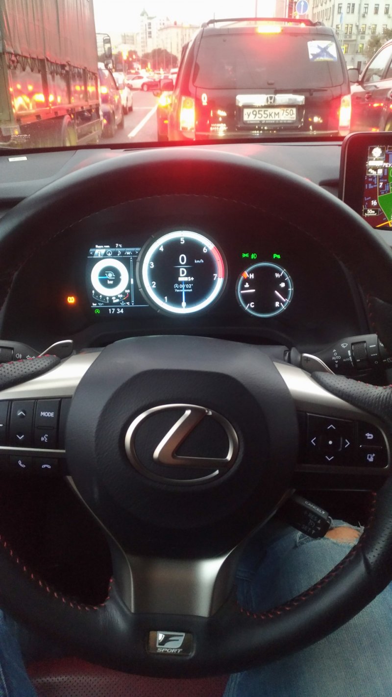 За рулем Lexus RX 2017