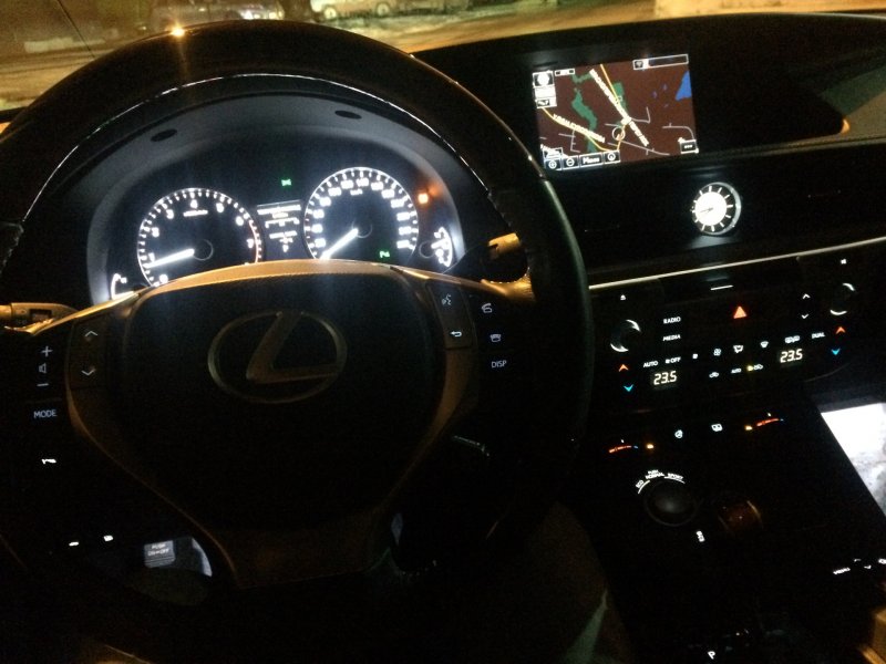 Lexus LX-570 за рулем ночью зимой