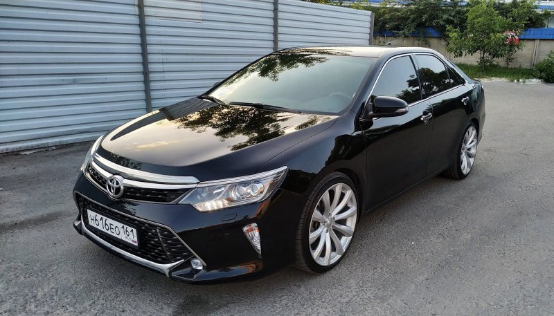 Чёрная Toyota Camry v50 на литье