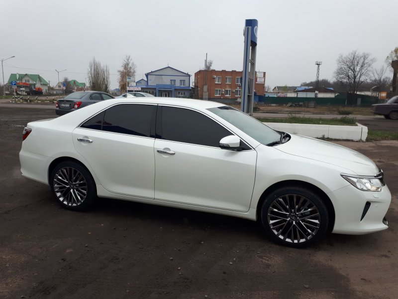 Чёрная Toyota Camry v70 r20