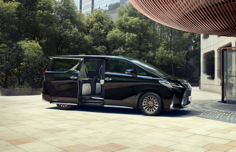 Lexus lm300h 2021