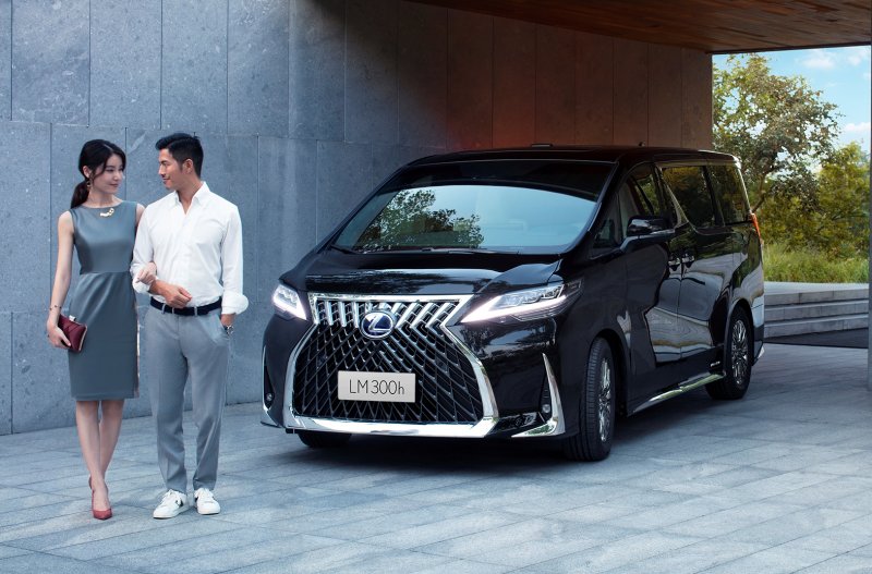 Минивэн Lexus lm300h