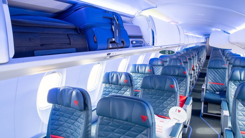 Салон самолета Бомбардье CRJ-100/200
