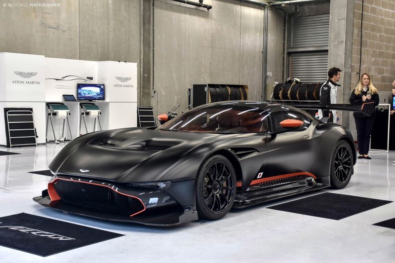 Aston Martin Vulcan Amr Pro