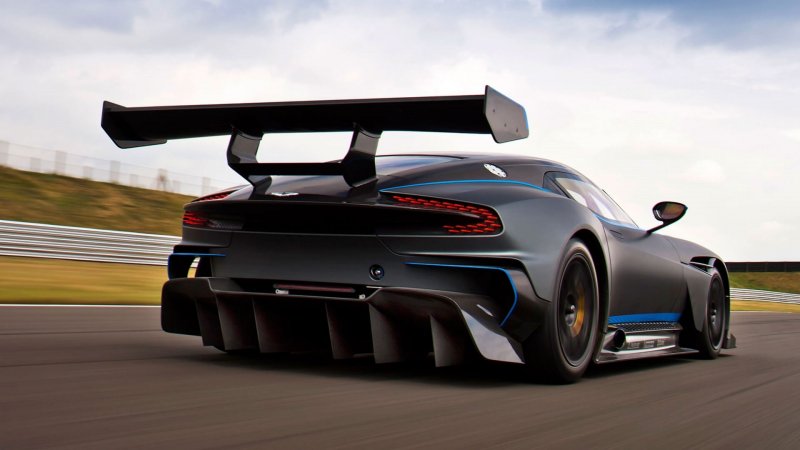 Машина Aston Martin Vulcan