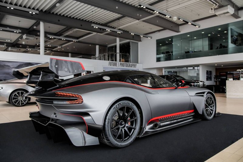 Aston Martin Vulcan красный