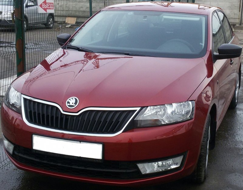 Skoda Rapid красная