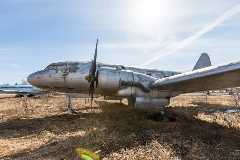 Транспортный самолет ил-12т