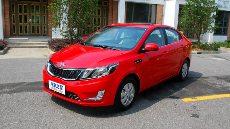 Kia Rio красная