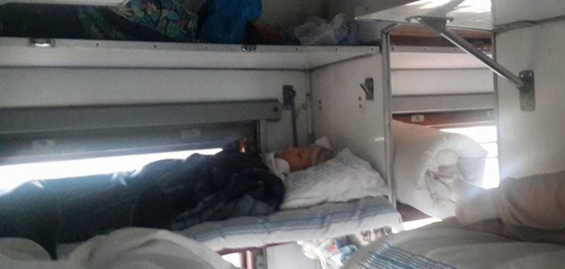 Ночь в вагоне плацкарт поезде зимой