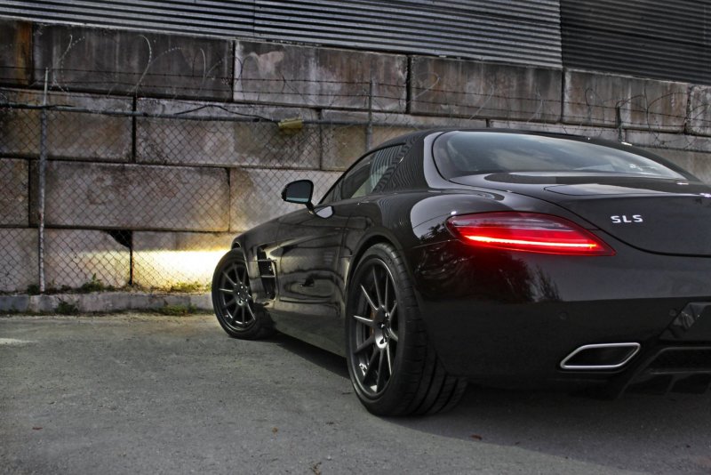 Чёрный Мерседес Benz SLS AMG
