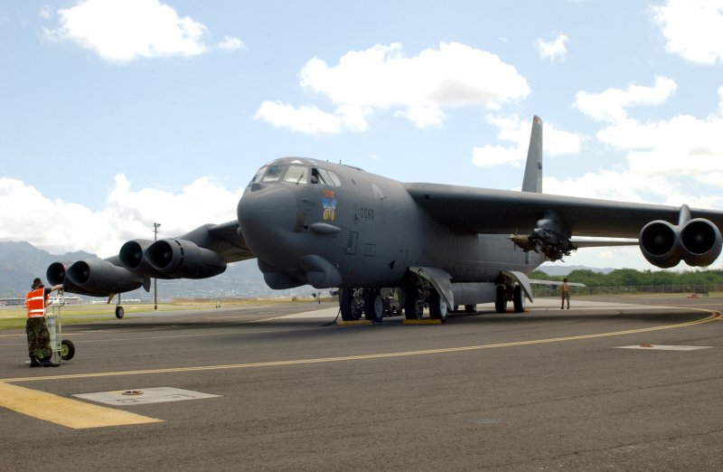Американские стратегические бомбардировщики b-52