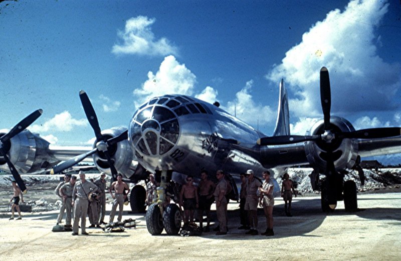 Бомбардировщик b-29 «Enola gay»