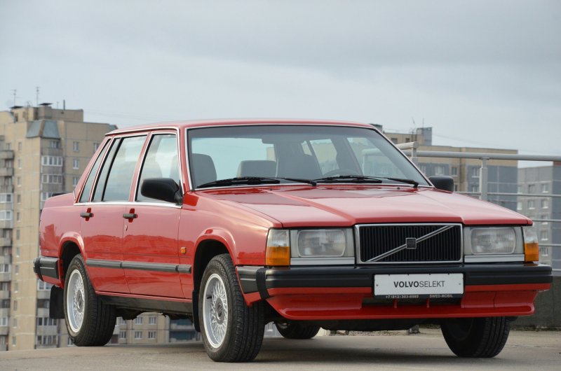 Volvo 740 красный