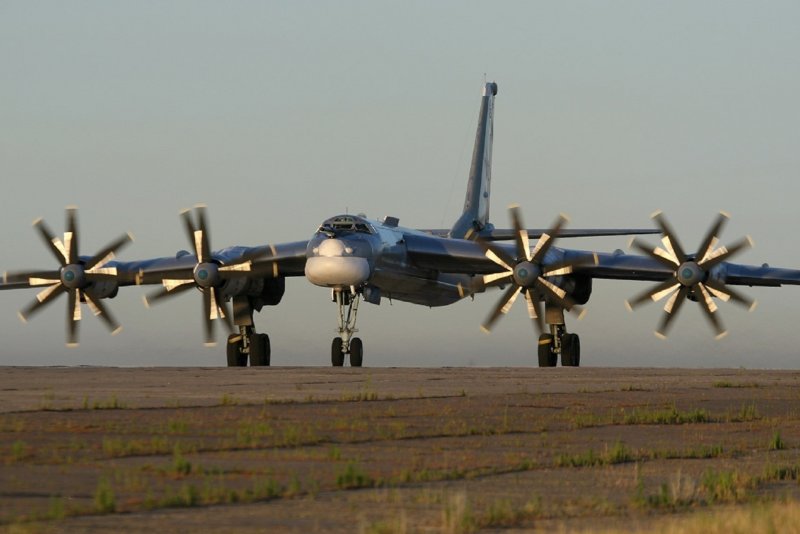 Турбовинтовой стратегический бомбардировщик-ракетоносец ту-95
