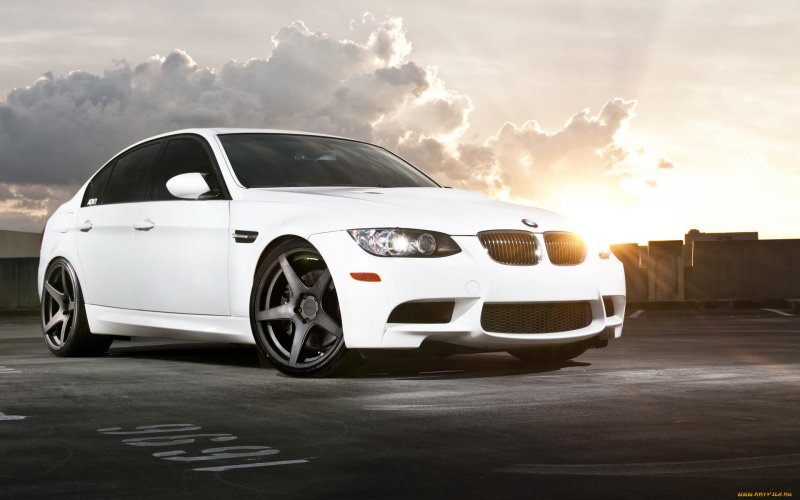 Белый БМВ e90 автомобиль
