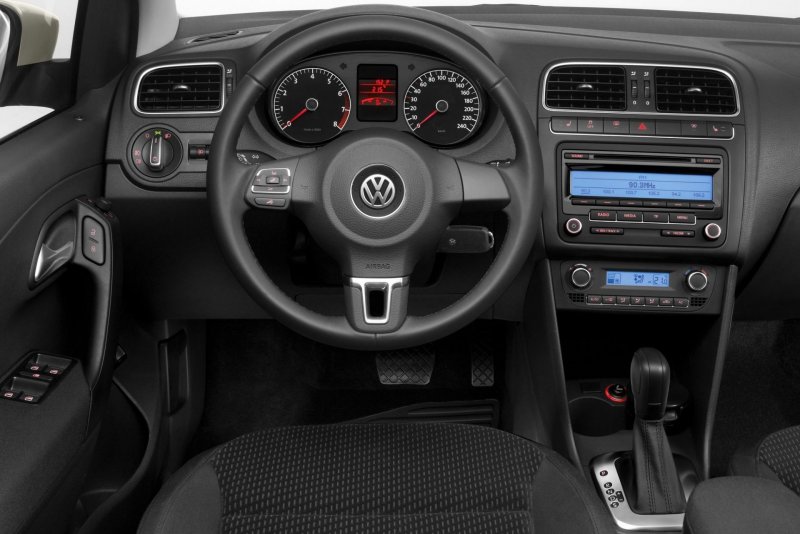 Volkswagen Polo 2011 седан салон