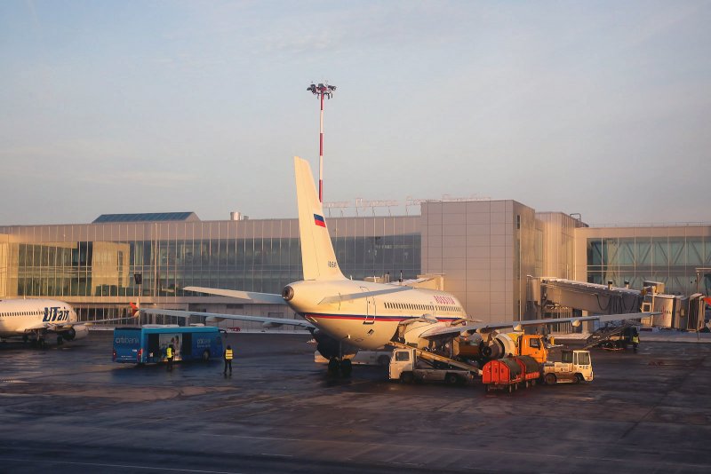 Новый аэропорт Пулково с самолетом