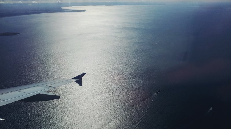 Самолет море