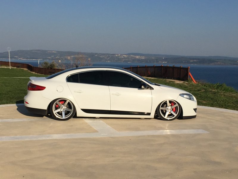 Renault Fluence stance