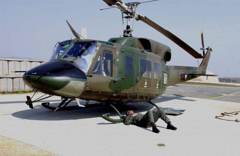 Bell 212 вертолет