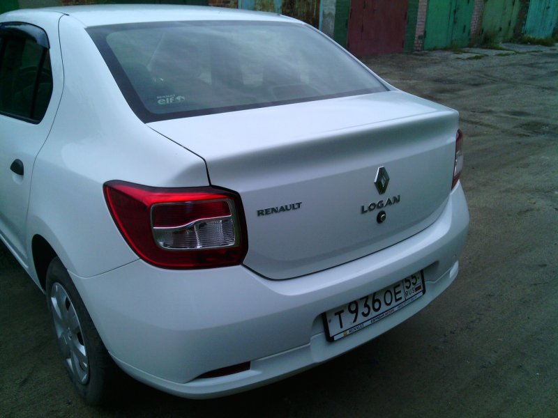 Белый Renault Logan сзади