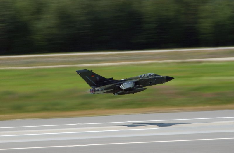 F 4 Торнадо самолет