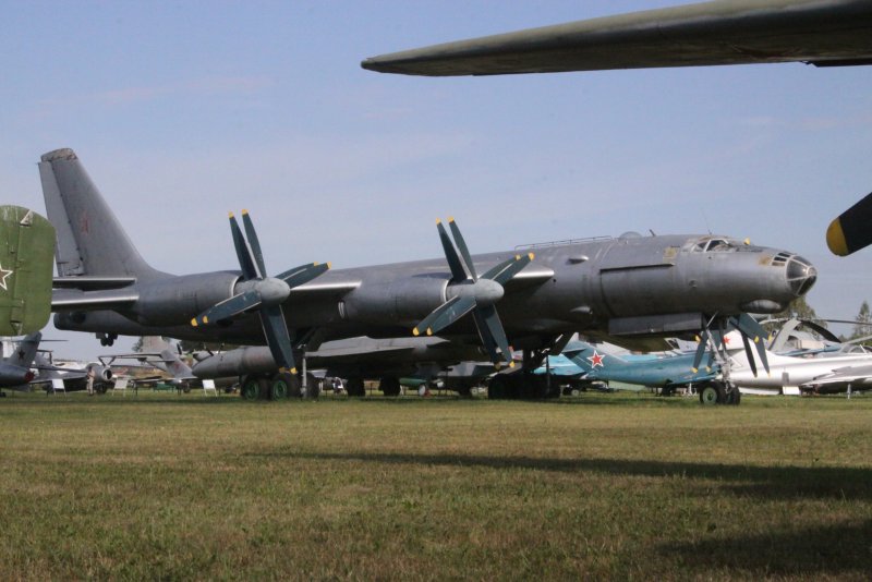 Стратегический бомбардировщик ту-160