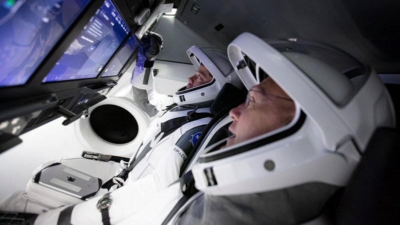 SPACEX Dragon 2 внутри