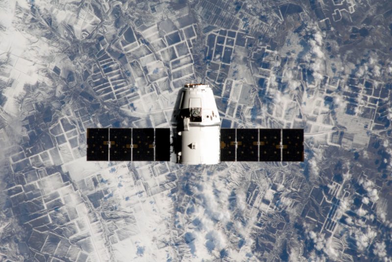Космический корабль в открытом космосе