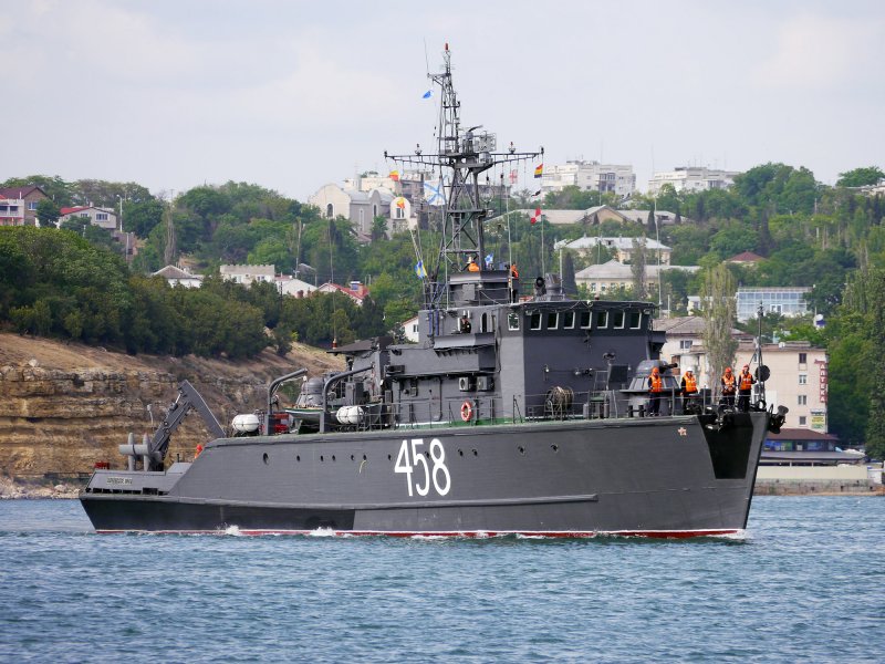 Базовый тральщик БТ-241