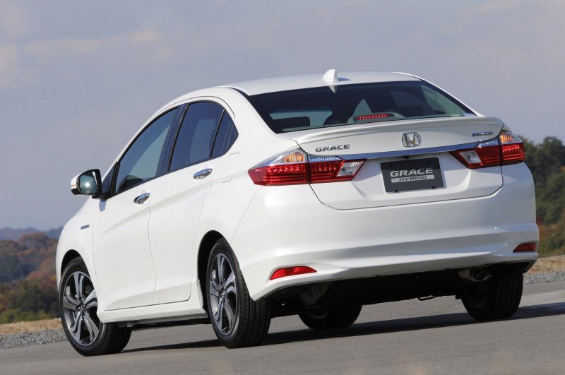 Honda Grace Hybrid 2015