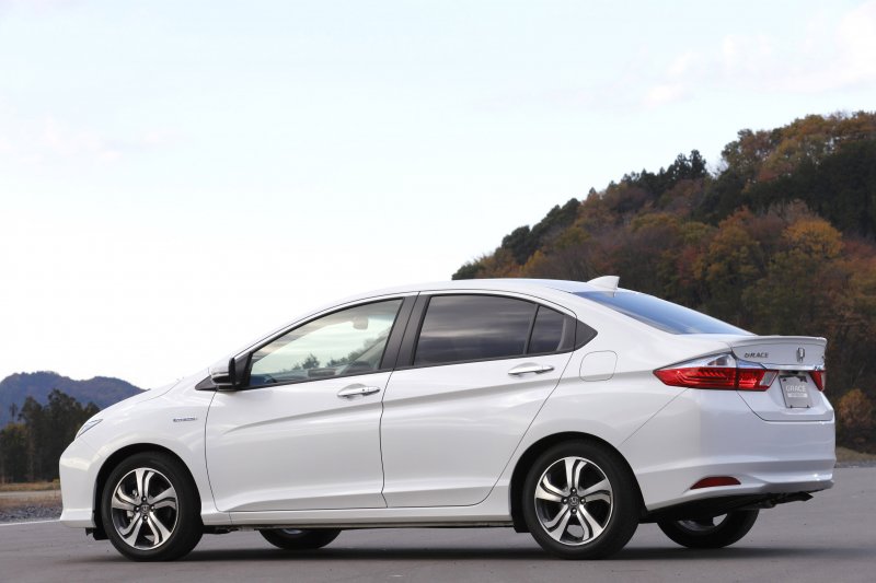 Honda Grace Hybrid 2015