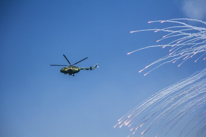Вертолет в воздухе
