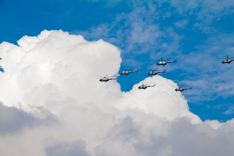 Вертолет в облаках